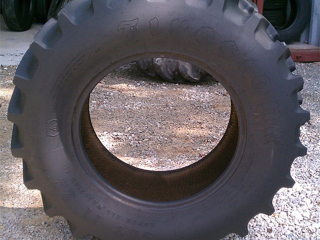 FARM TIRE 13.6R28