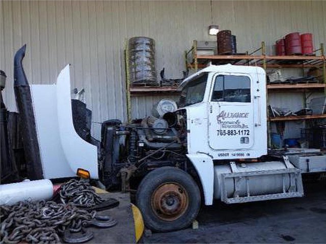 FREIGHTLINER FLD120 Photo