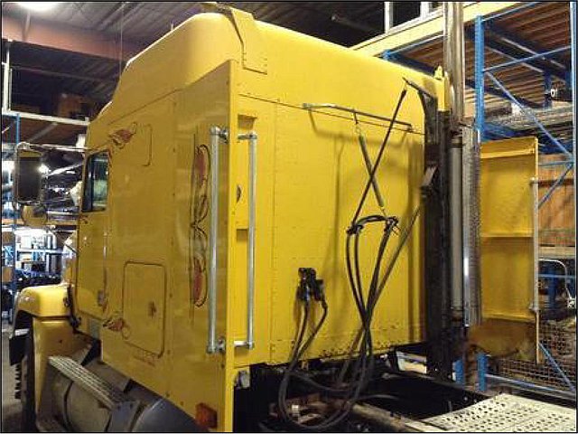 FREIGHTLINER FLD120 Photo