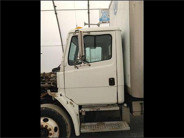 FREIGHTLINER FL70 Photo