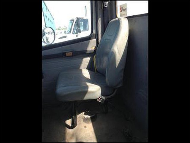 FREIGHTLINER FL70 Photo