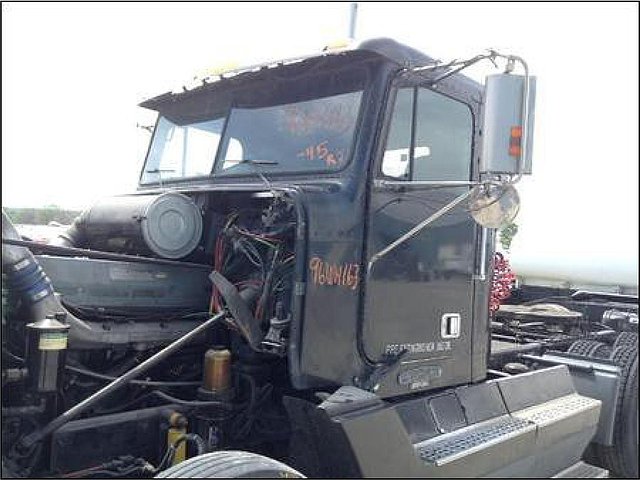 FREIGHTLINER FLD120 Photo