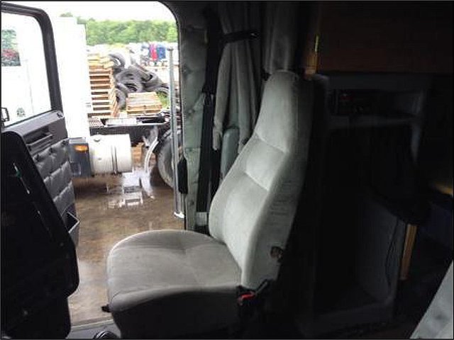 FREIGHTLINER FLD120-CLASSIC Photo