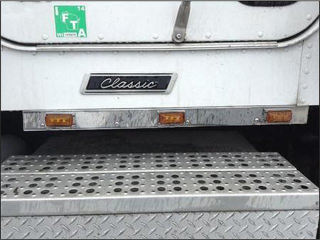 FREIGHTLINER FLD120-CLASSIC Photo