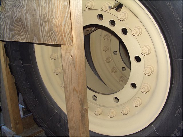 MICHELIN 365/85R20 Photo