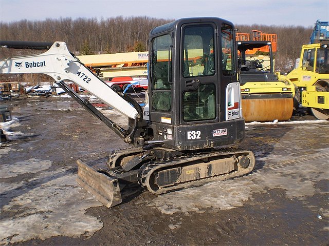 2011 BOBCAT E32 Photo