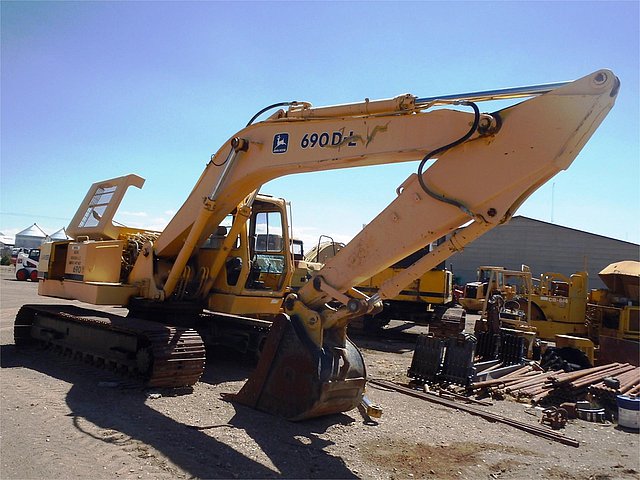 87 JOHN DEERE 690D