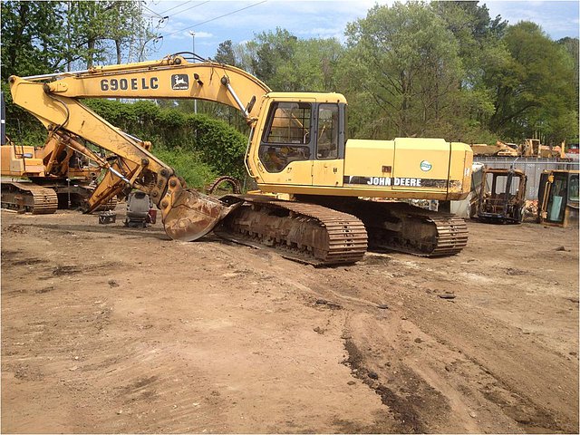 JOHN DEERE 690E LC Photo