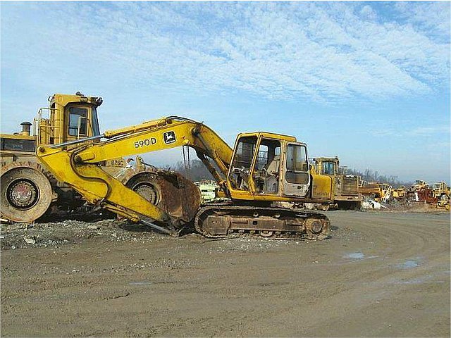 JOHN DEERE 590D Photo