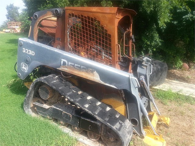 JOHN DEERE 323D Photo
