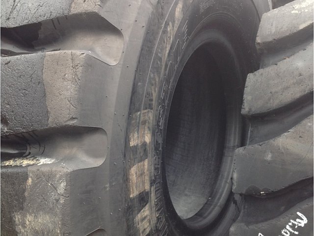 BRIDGESTONE 35/65R33 Photo