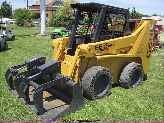 01 GEHL 6635STX