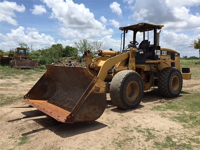 06 CATERPILLAR 938G