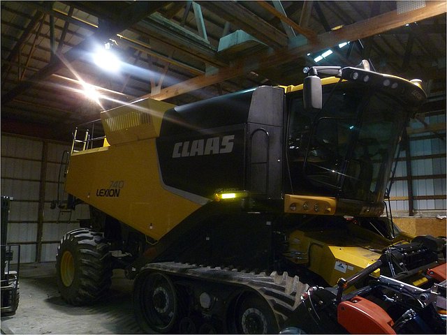 2012 CLAAS LEXION 740TT Photo