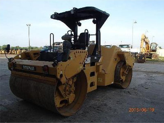 2010 CATERPILLAR CB64 Photo