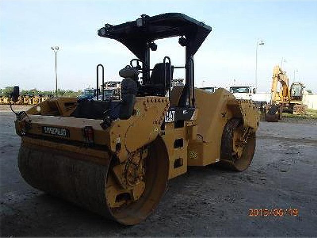 2010 CATERPILLAR CB64 Photo