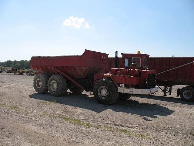 1983 CATERPILLAR D330B Photo