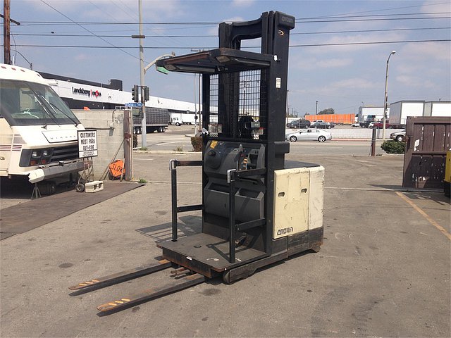 2002 CROWN SP3020-30 Photo