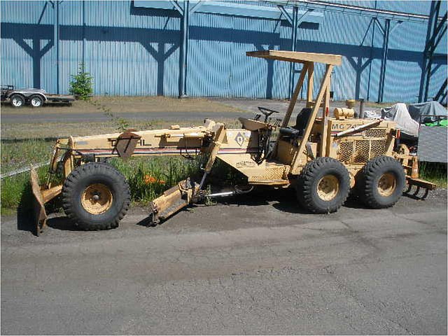 1990 GEHL MG747 Photo