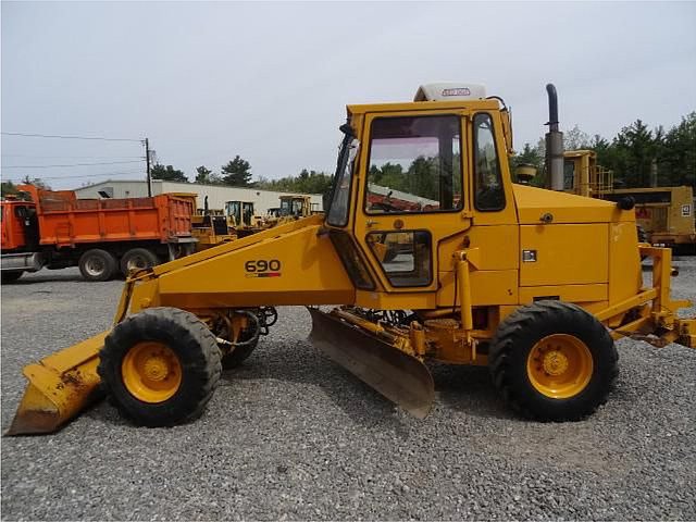 1998 GEHL MG690 Photo