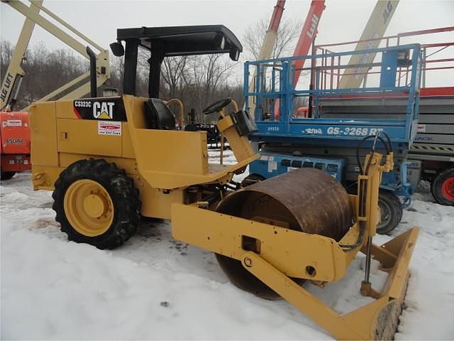 2001 CATERPILLAR CS-323C Photo