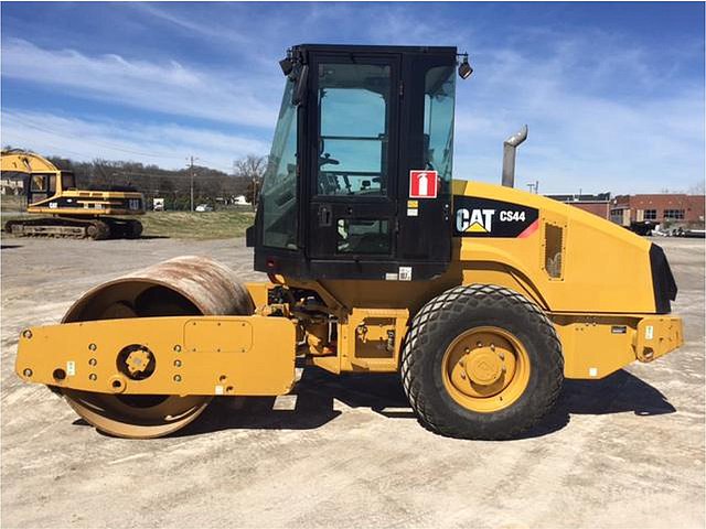 2011 CATERPILLAR CS44 Photo