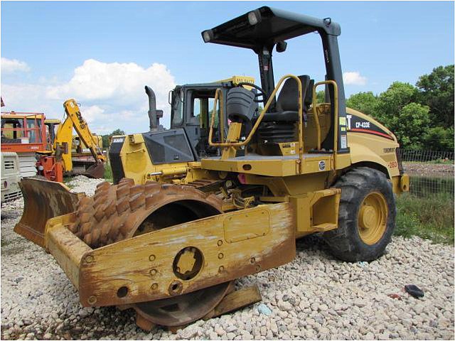 2005 CATERPILLAR CP-433E Photo