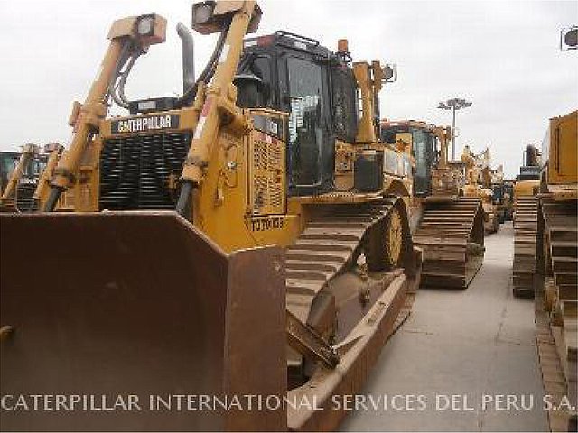 11 CATERPILLAR D6T XL