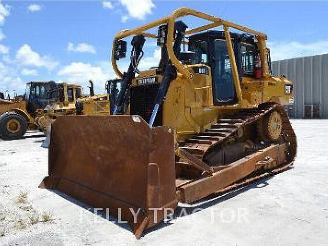 11 CATERPILLAR D6T XL