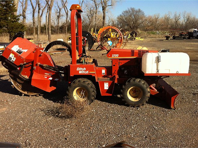 2002 DITCH WITCH 3700 Photo