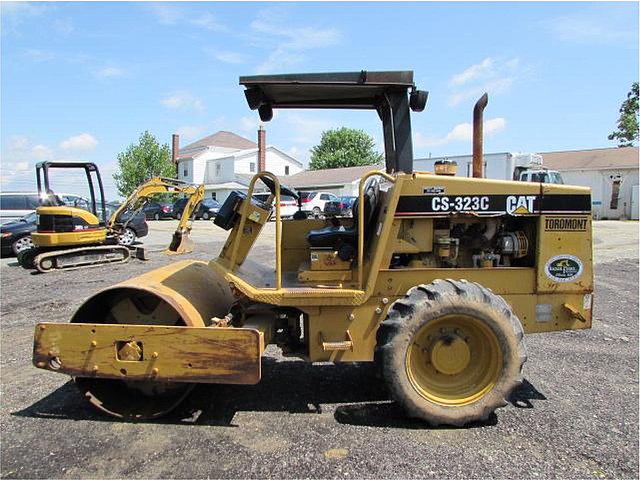 2000 CATERPILLAR CS-323C Photo