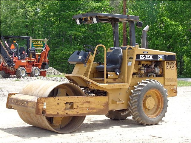 01 CATERPILLAR CS-323C