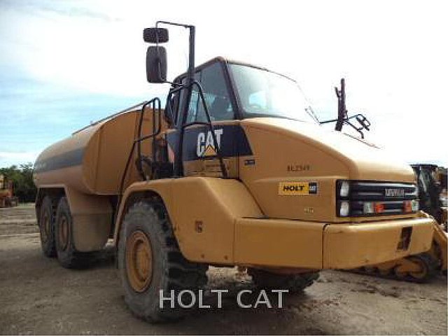 2011 CATERPILLAR 725 Photo
