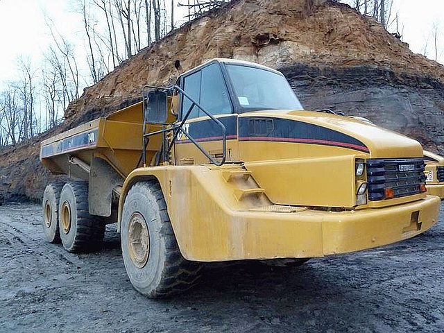 2002 CATERPILLAR 740 Photo