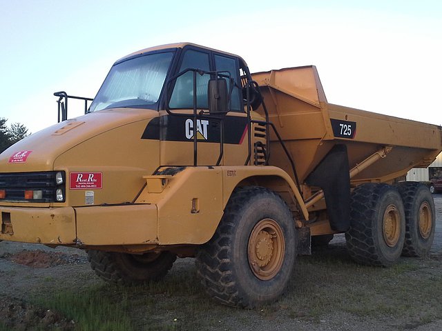 2002 CATERPILLAR 725 Photo
