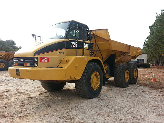 2002 CATERPILLAR 725 Photo