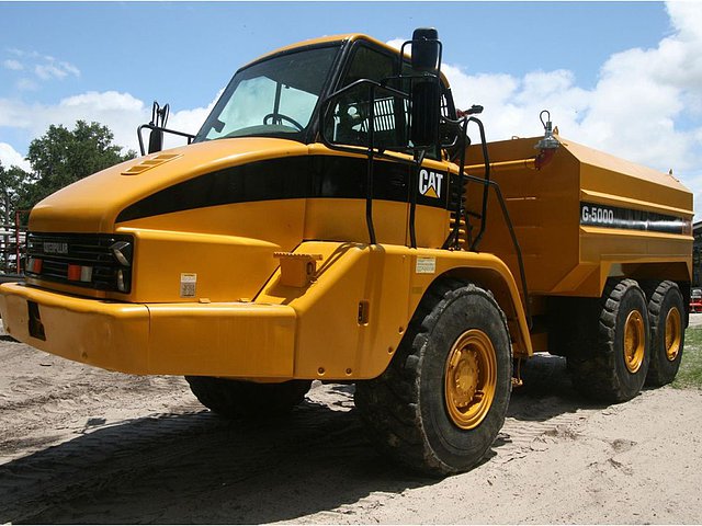 2004 CATERPILLAR 725 Photo