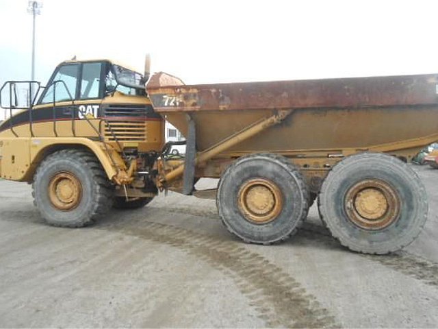 2001 CATERPILLAR 725 Photo